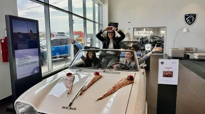 Photo concession - collaborateursdans une voiture de collection