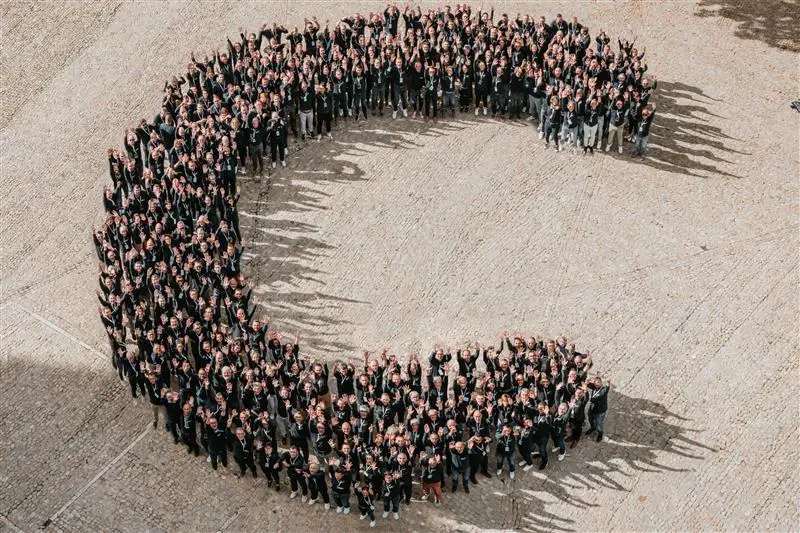 Photo de groupe collaborateurs formant un C géant
